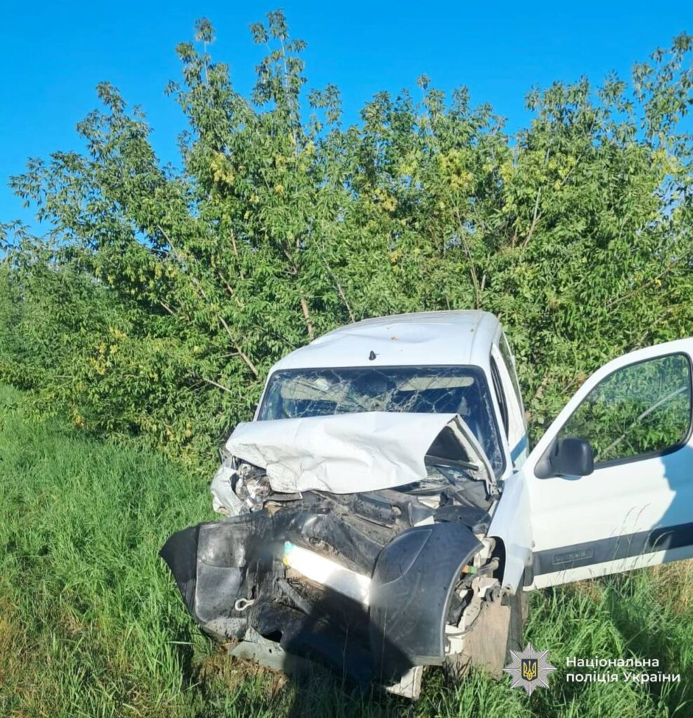 Пошкоджений автомобіль після ДТП в лісі
