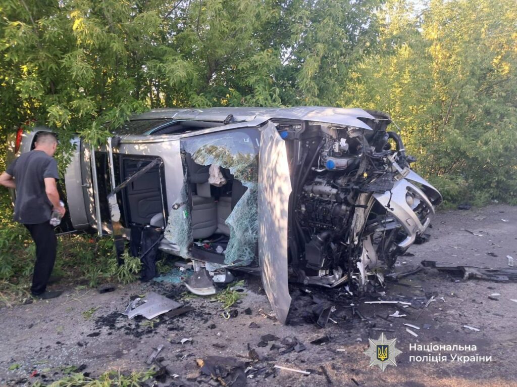 Перекинене авто після аварії на узбіччі дороги.