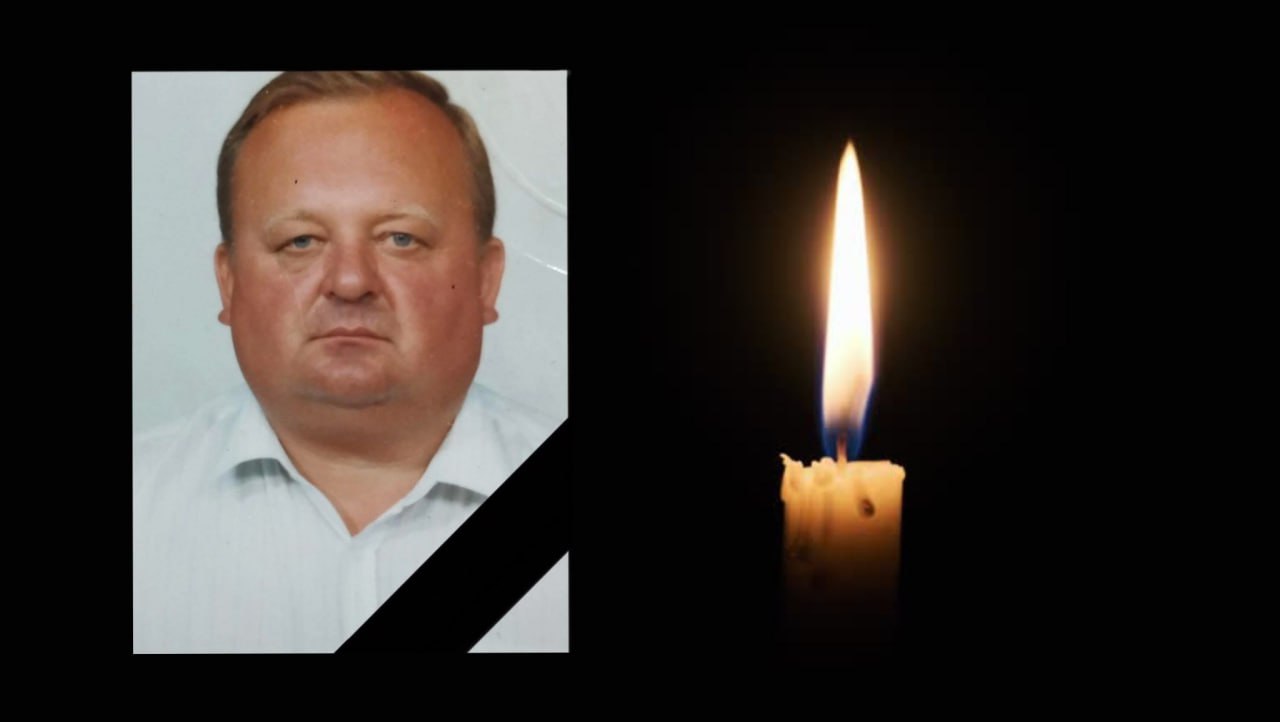 Чоловік і свічка пам'яті та скорботи.