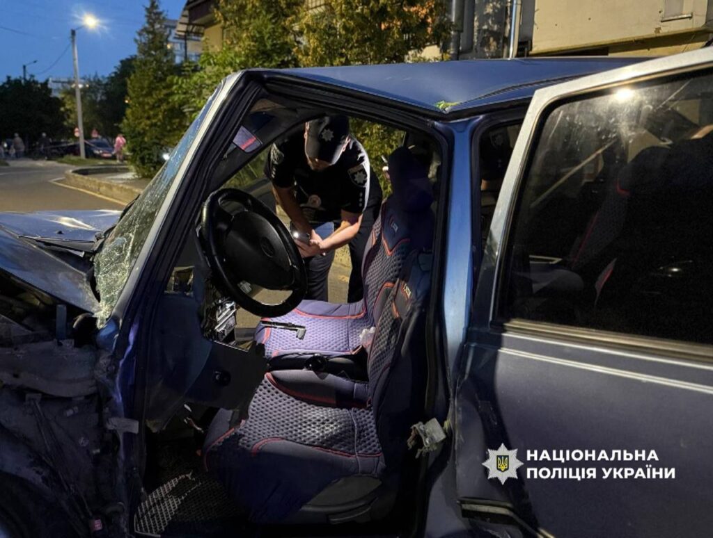 ДТП з ушкодженим автомобілем вночі