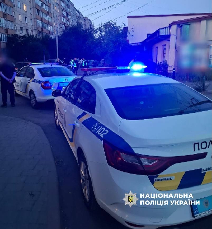 Поліцейські автомобілі з увімкненими сиренами на вулиці.