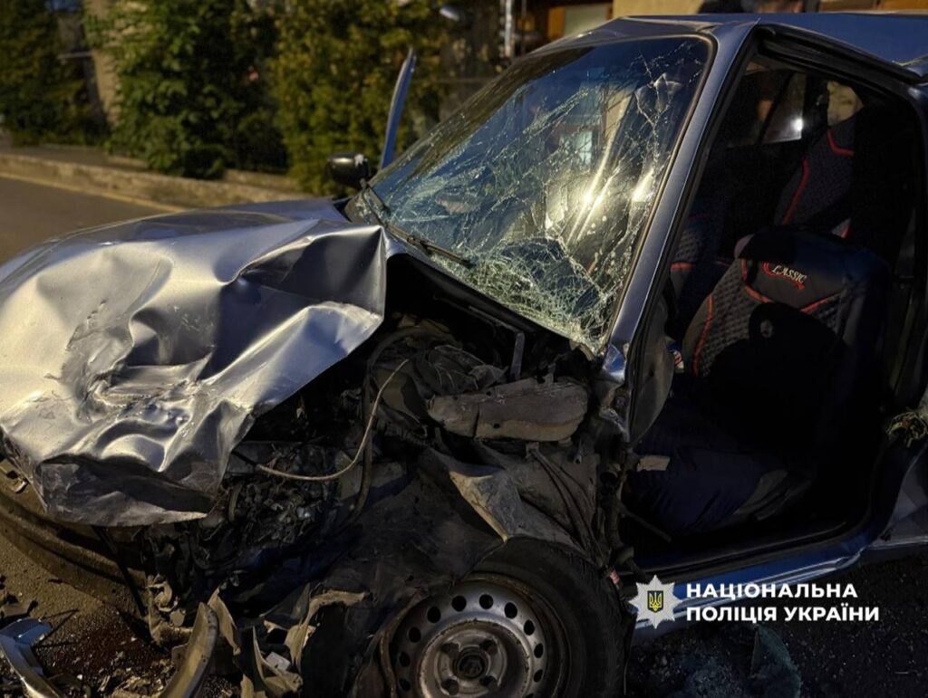 Пошкоджений автомобіль після ДТП на дорозі.