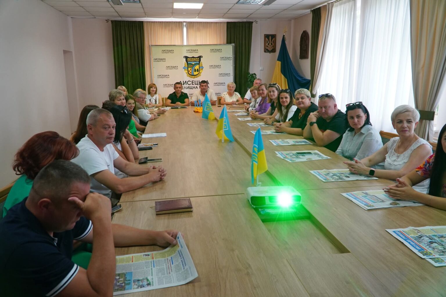 Засідання міської ради з прапорами України