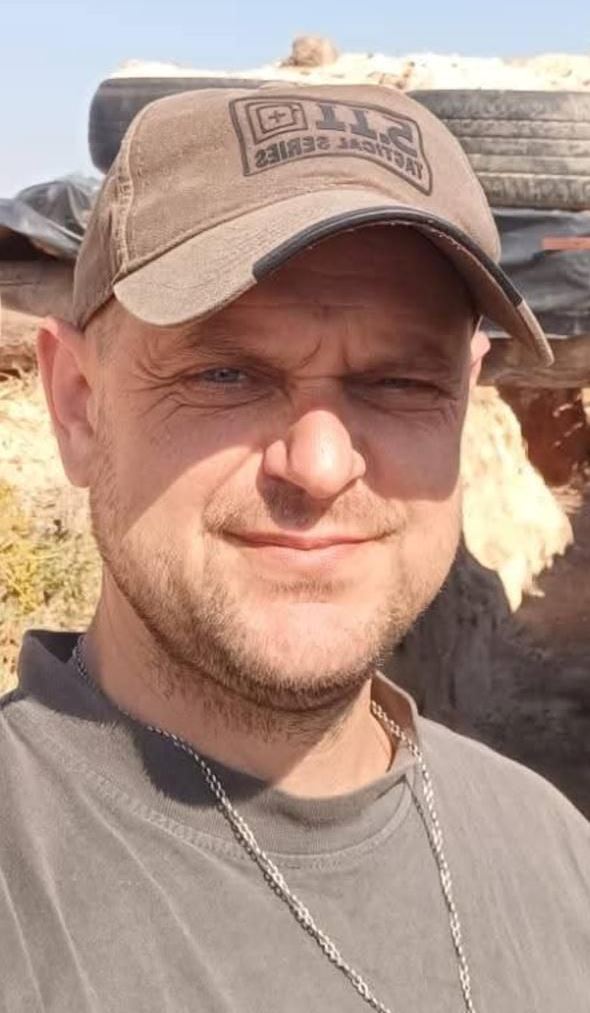 Чоловік у кепці на відкритому повітрі