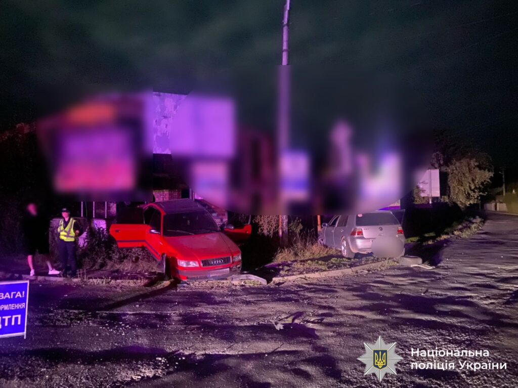 Дорожньо-транспортна пригода вночі з участю поліції.