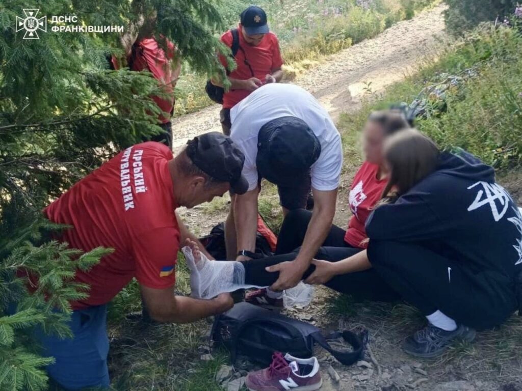 Рятувальники надають допомогу постраждалому в горах.