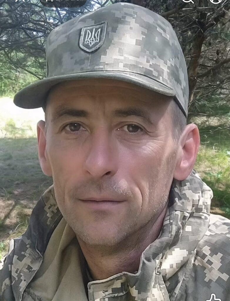 Український військовий у камуфляжній формі в лісі