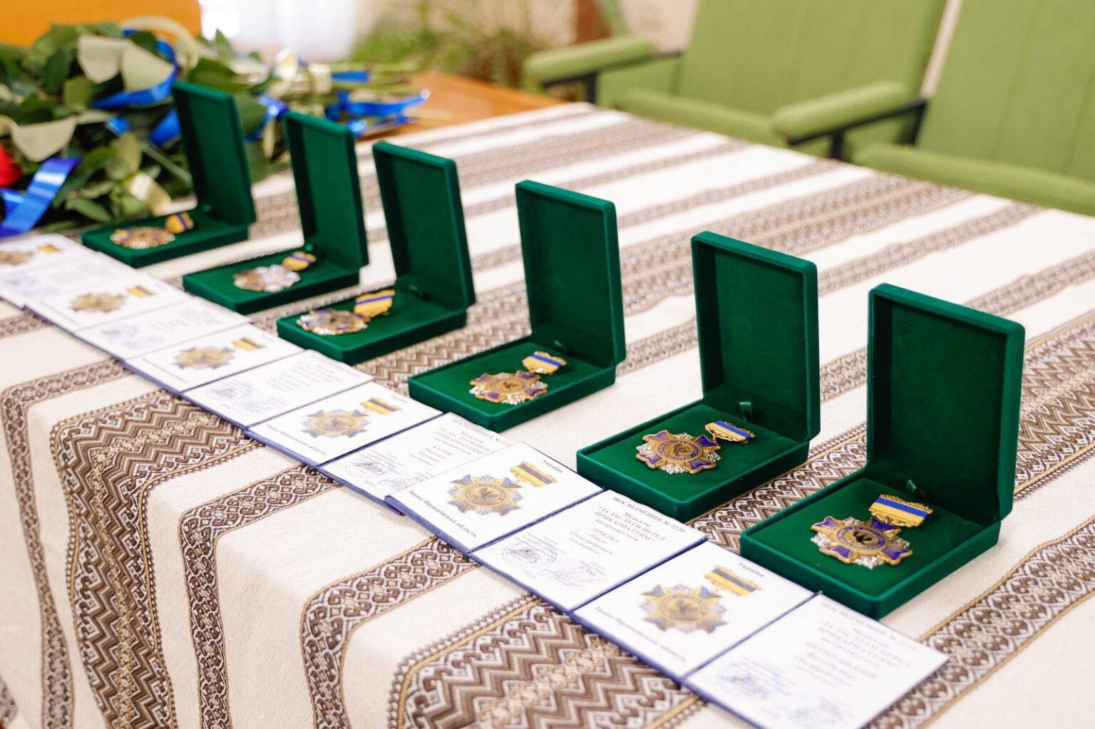 Нагороди на столі, готові для вручення.