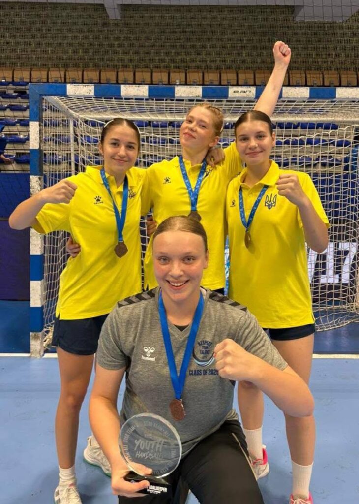 Жіноча команда з гандболу виграє бронзовий турнір