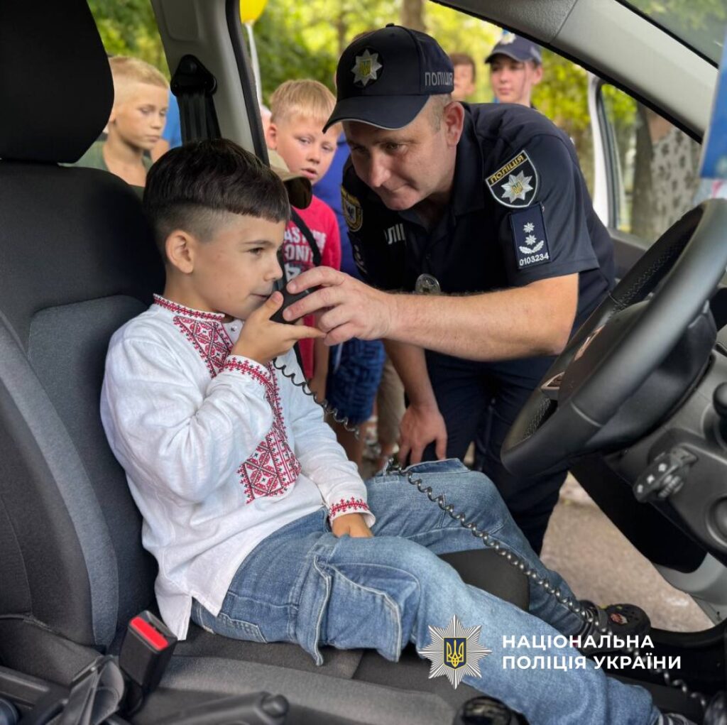 Дитина у вишиванці в поліцейській машині.