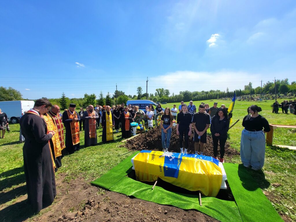 Церемонія прощання, труна з прапором України