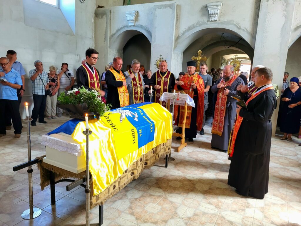 Церемонія прощання в церкві, український прапор на труні.