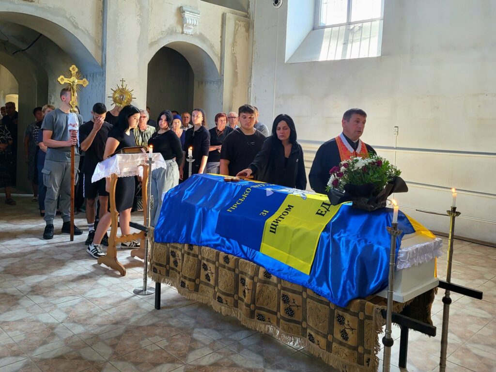 Похоронна церемонія з прапором України у церкві