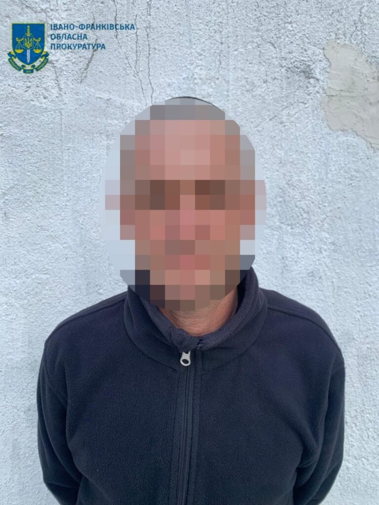 Розмите обличчя людини перед стіною.