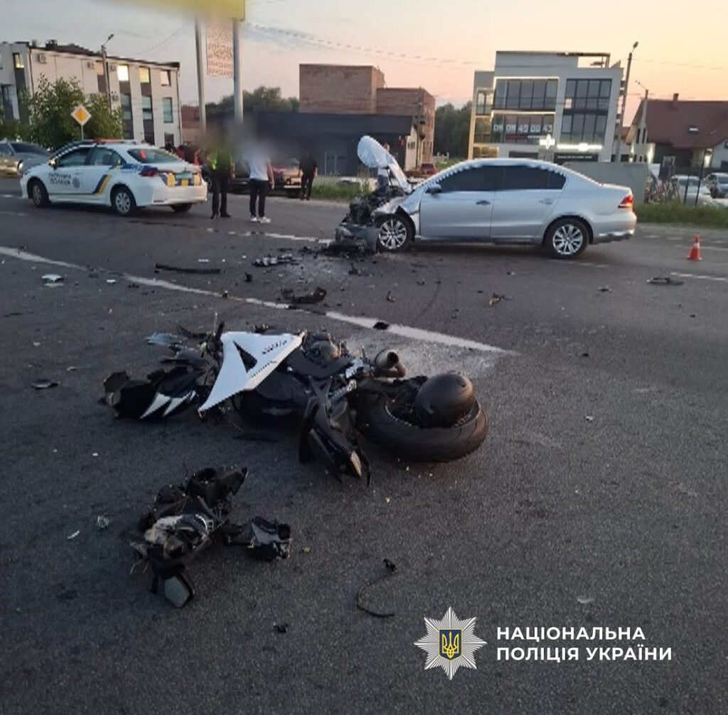 ДТП в Україні: зіштовхнення автомобіля і мотоцикла.