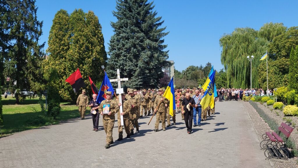 Марш з прапорами і хрестом на вулиці.