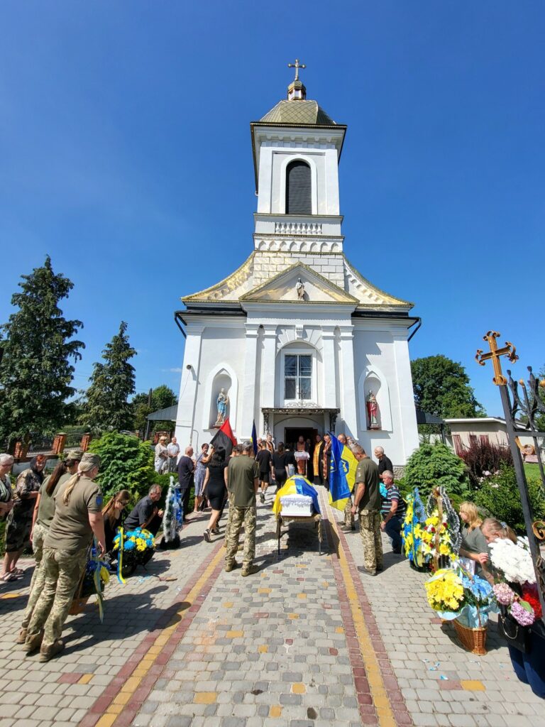 Прощання з військовим біля церкви.