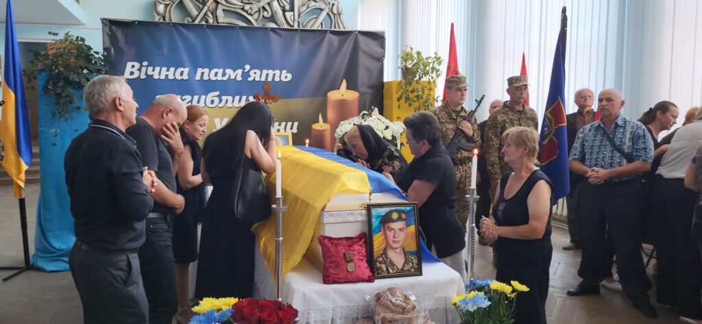 Церемонія прощання з воїном у військовій формі.