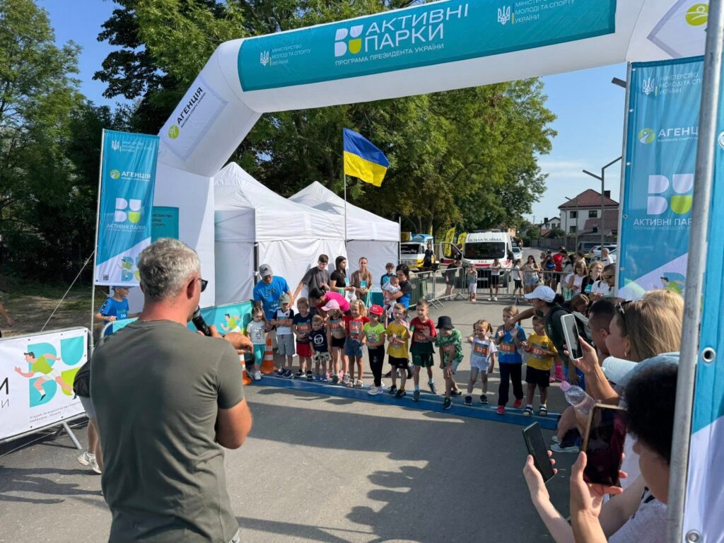 Забіг дітей на вулиці під українським прапором