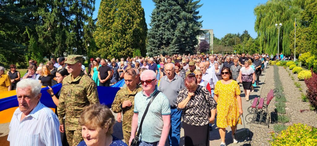 Люди на вулиці зі прапором України.