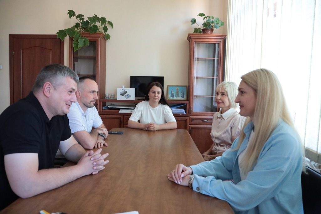 Група людей на нараді в офісі
