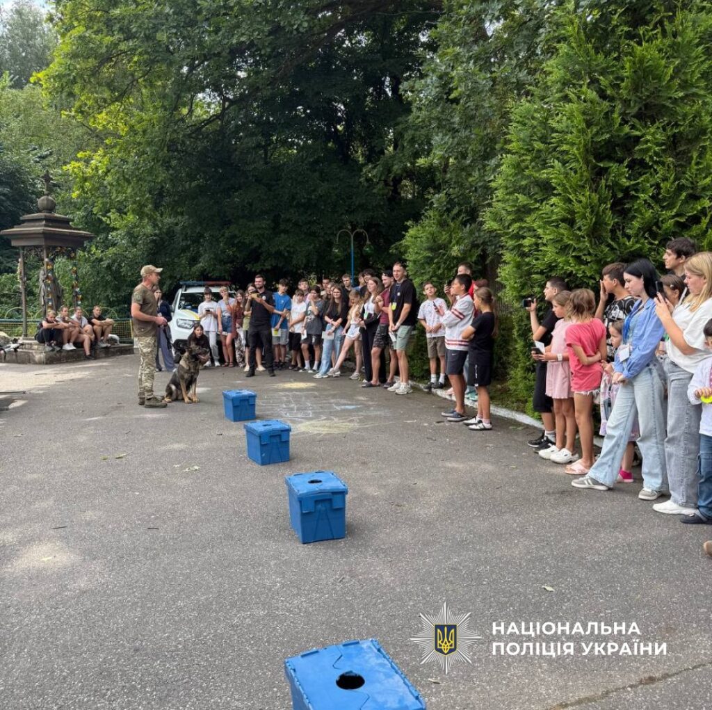 Перформанс із собакою для натовпу людей на вулиці.