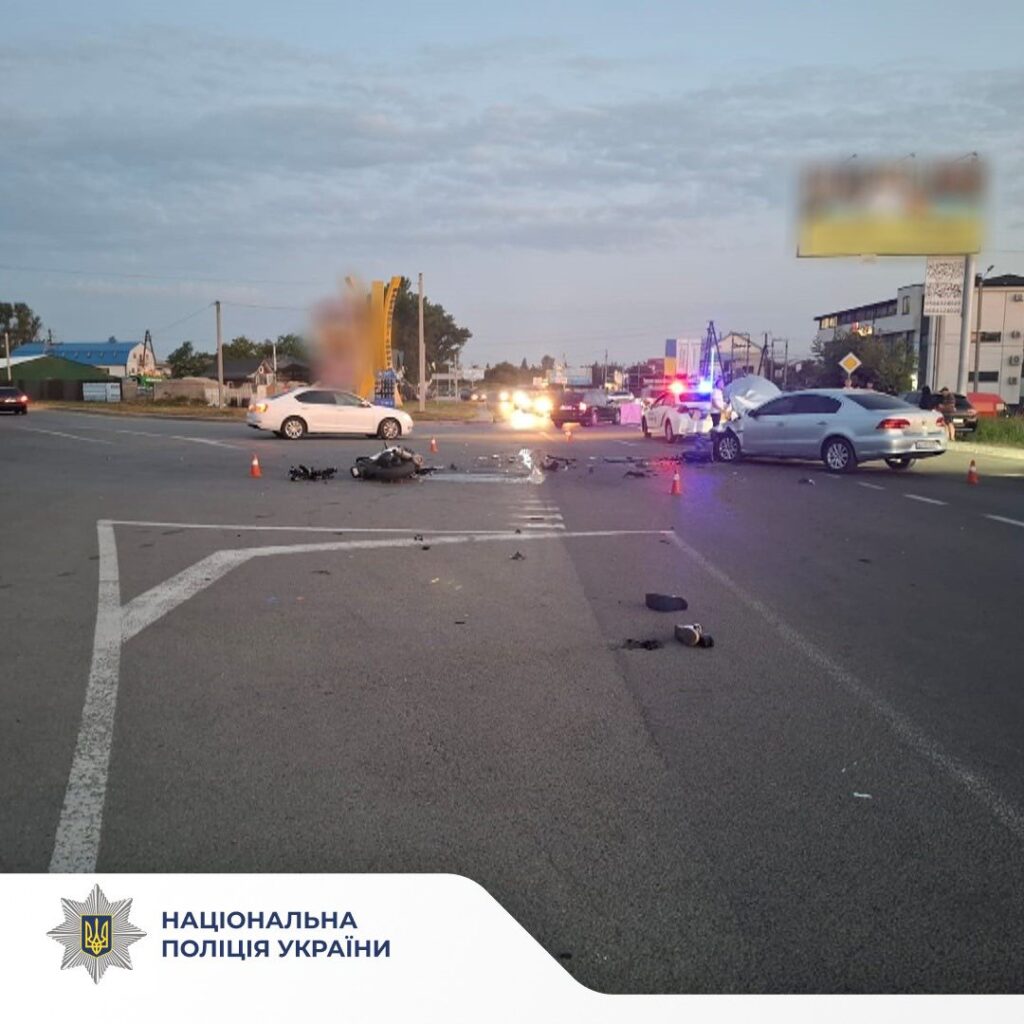 Неподалік Івано-Франківська не розминулися легковик та мотоцикл. ФОТО