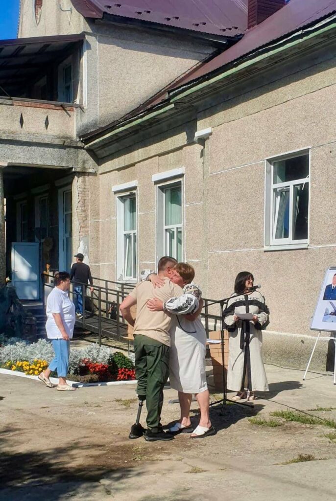 Зустріч біля старовинного будинку, обійми