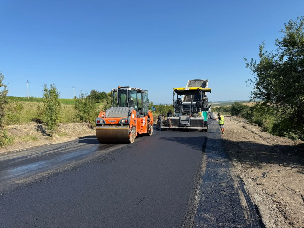Дорожні роботи з укладання асфальту на новій трасі.