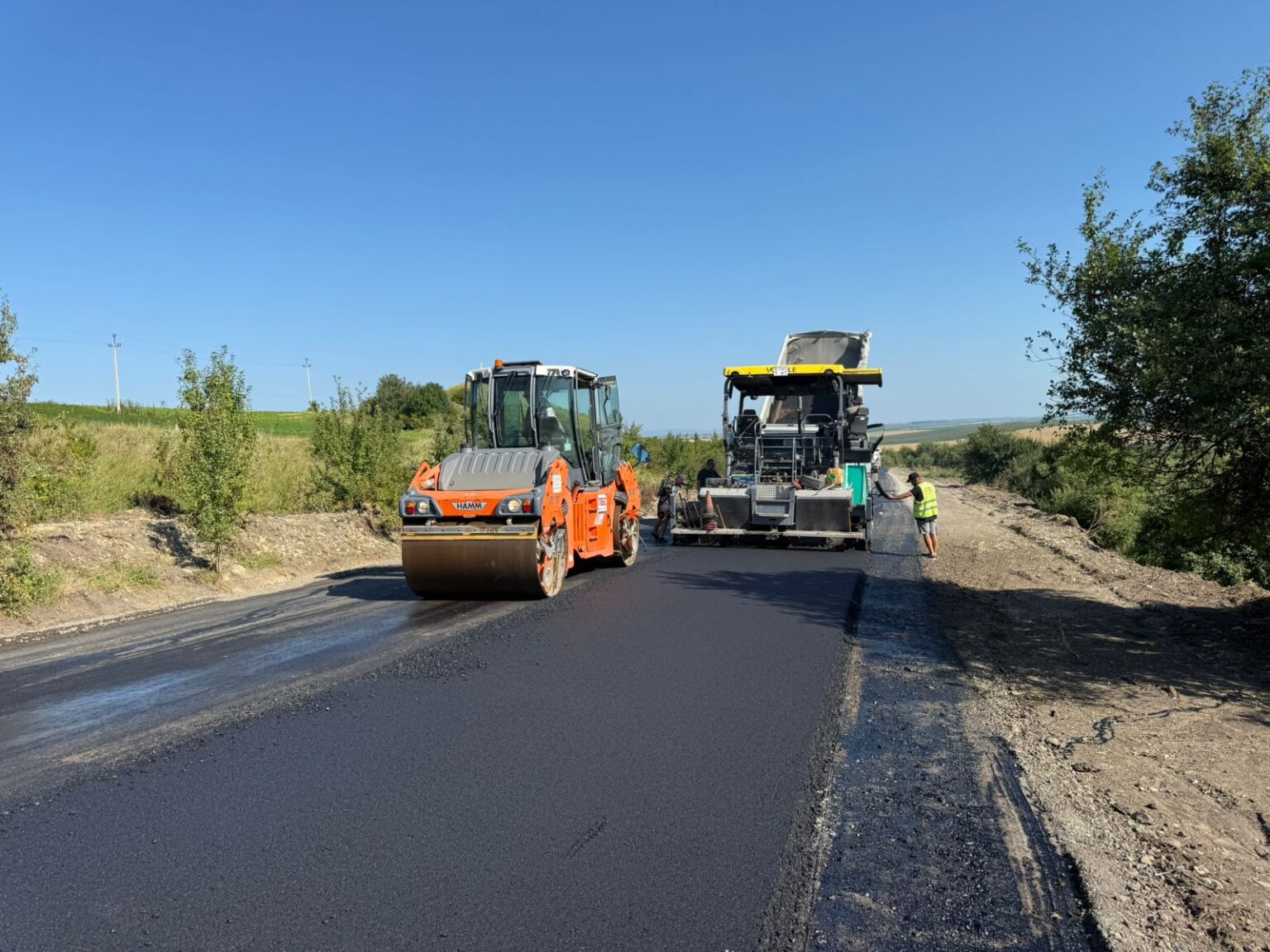 Дорожні роботи з укладання асфальту на новій трасі.