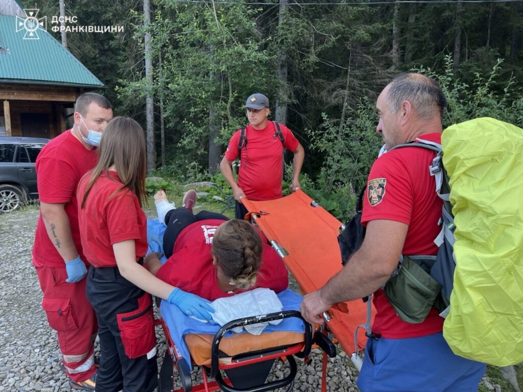 Рятувальники допомагають постраждалому у лісі.