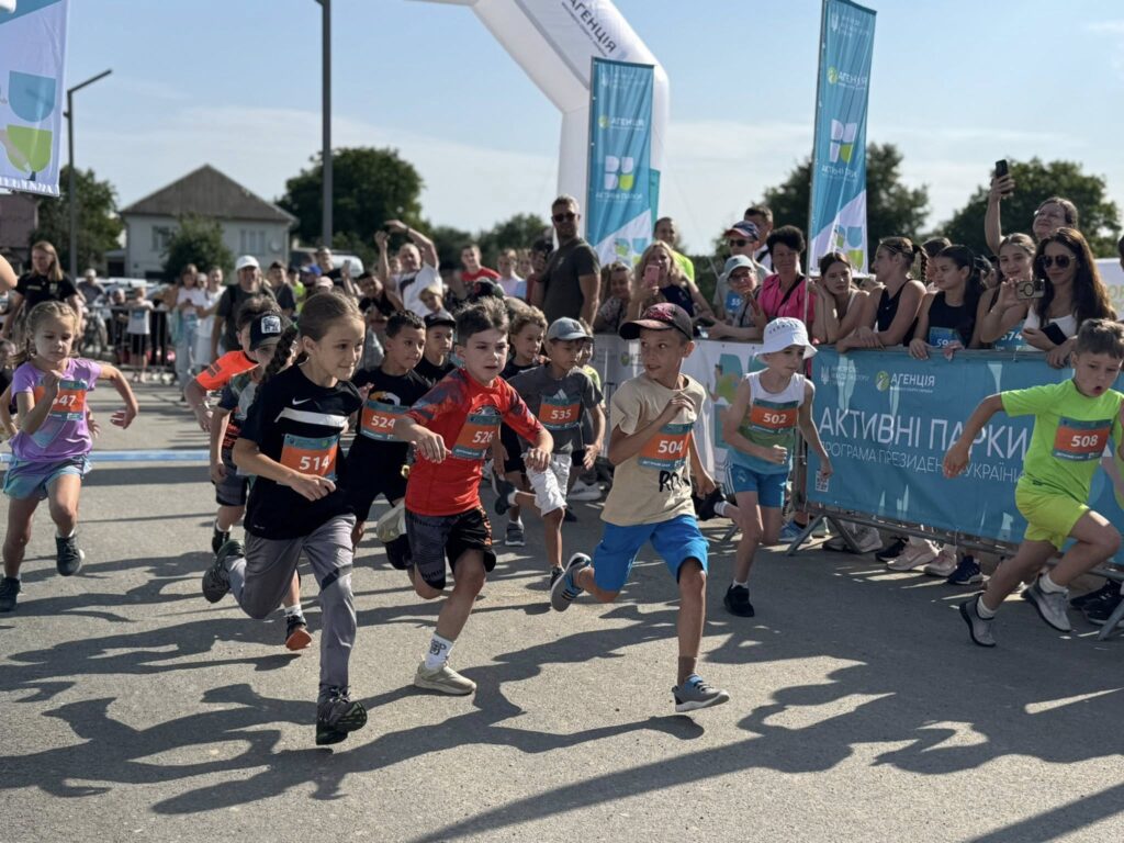 Діти біжать на спортивному заході на вулиці.