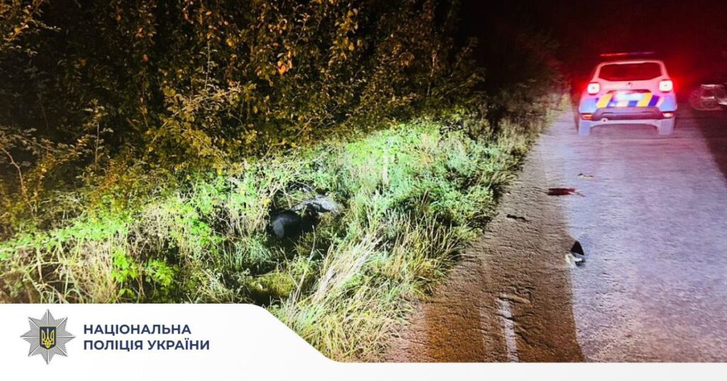Поліцейська машина на дорозі вночі