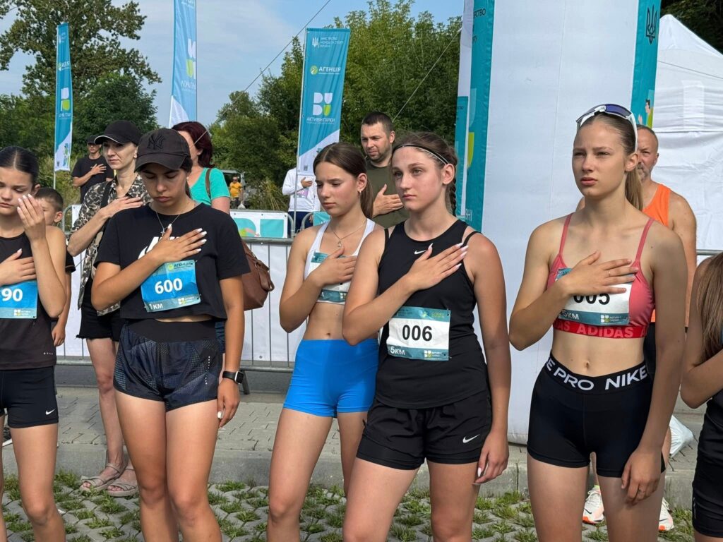 Жінки в спортивному одязі готуються до бігу.