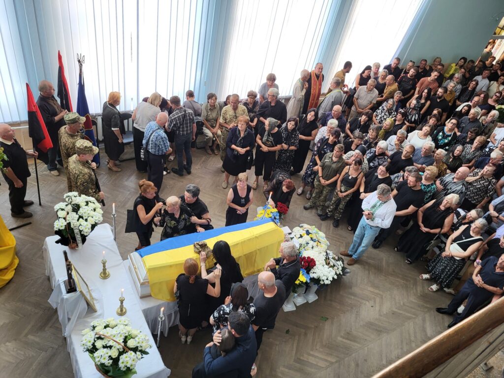 Люди зібралися на церемонію прощання з покійним.