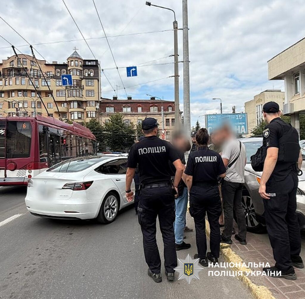 Поліція зупинила біле авто на вулиці у Києві