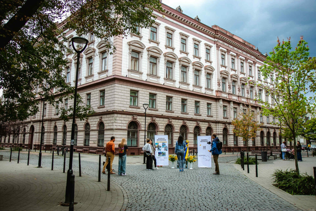 Люди біля історичної будівлі в місті