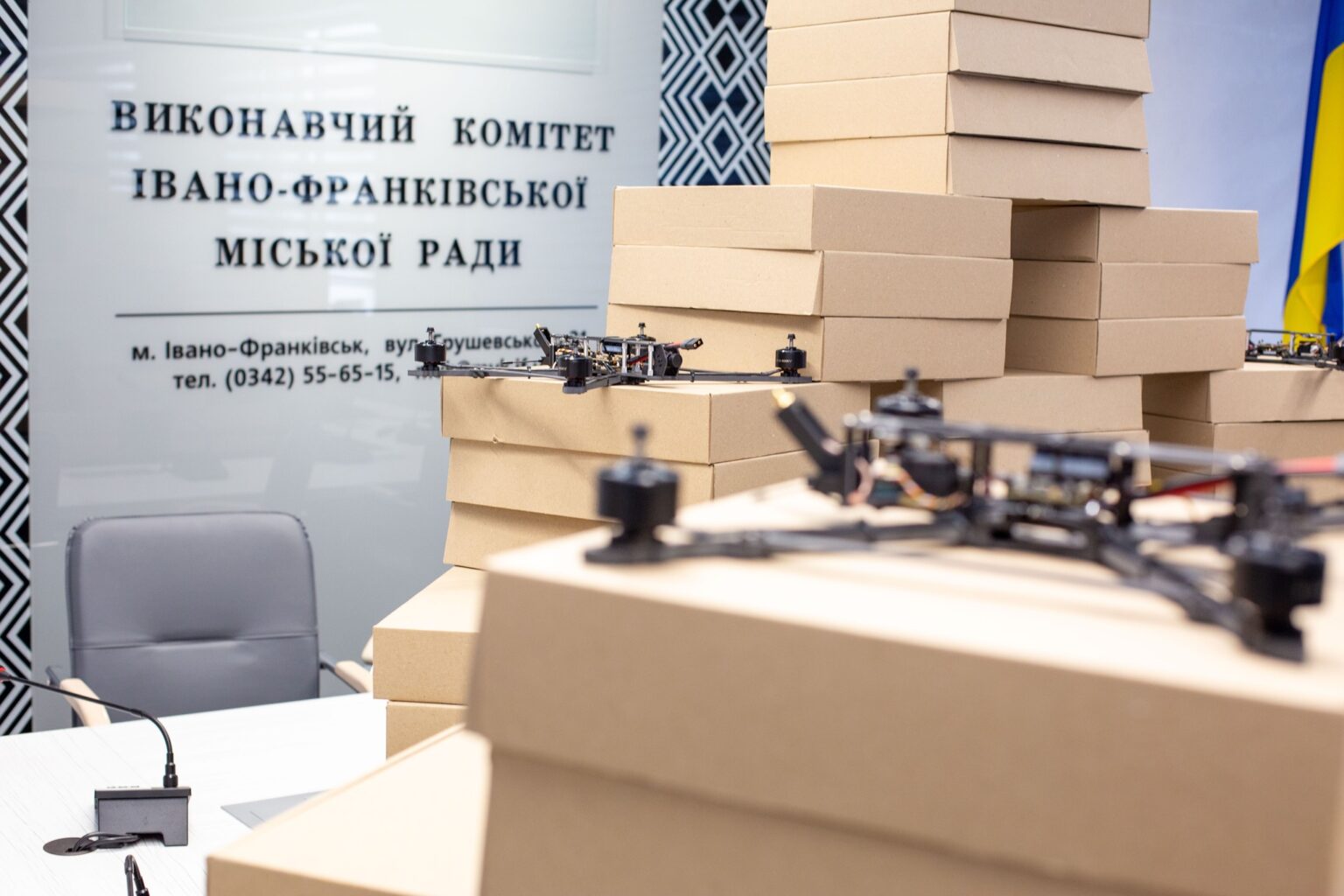 Коробки з дронами в офісі міськради Івано-Франківська