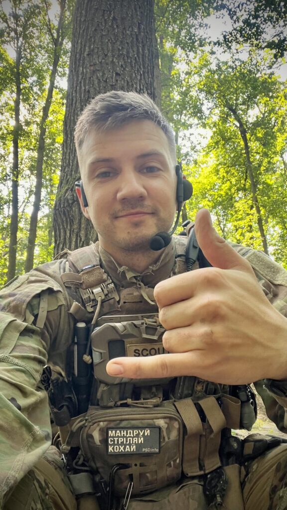Військовий у лісі зкомунікаційним обладнанням.