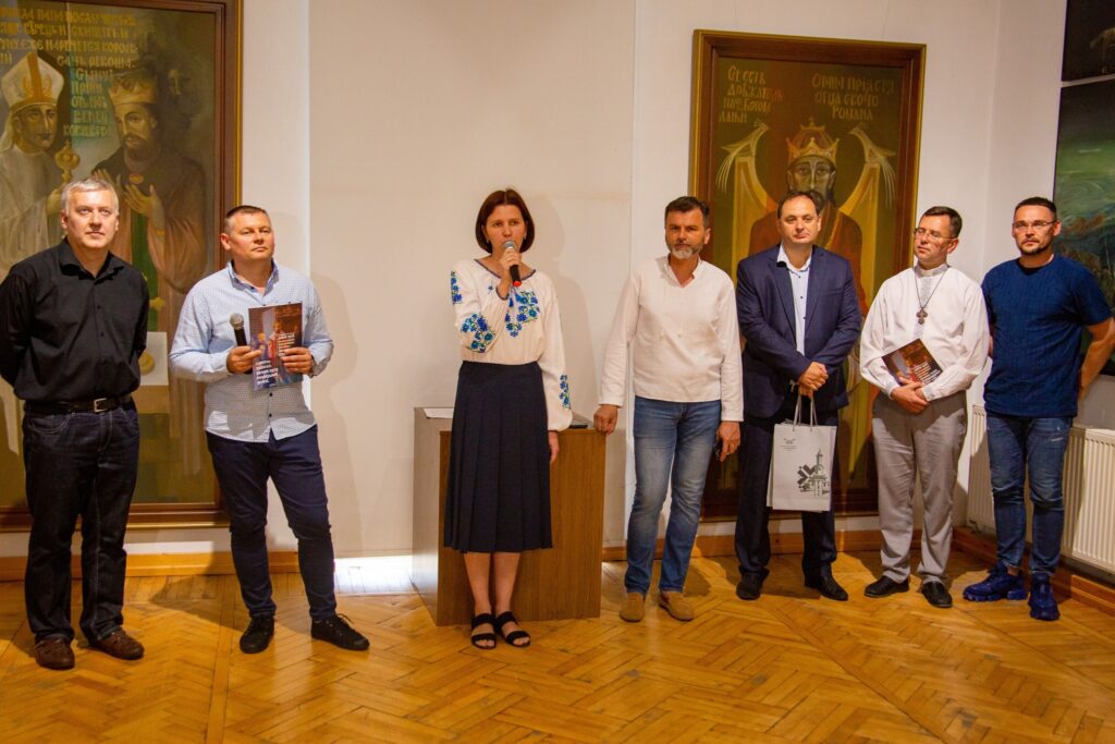 Люди на презентації в галереї