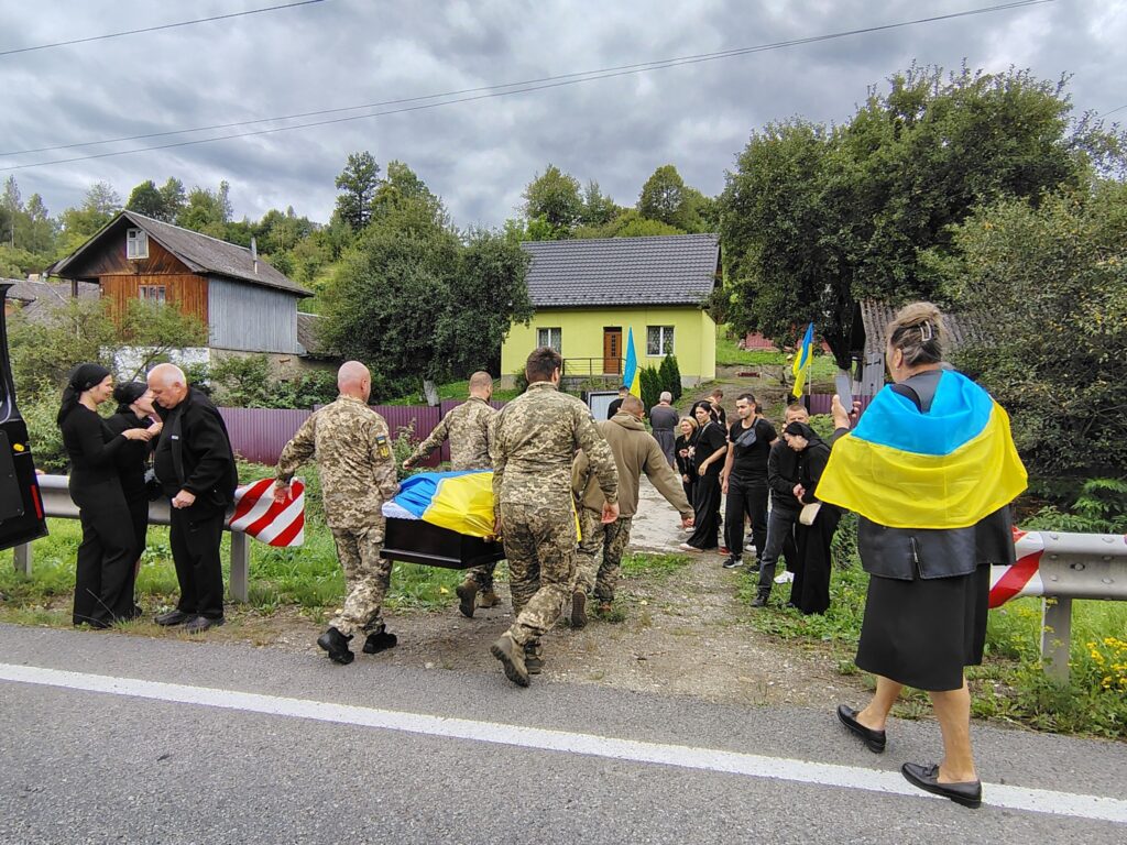 Похоронна процесія у військовій формі України.