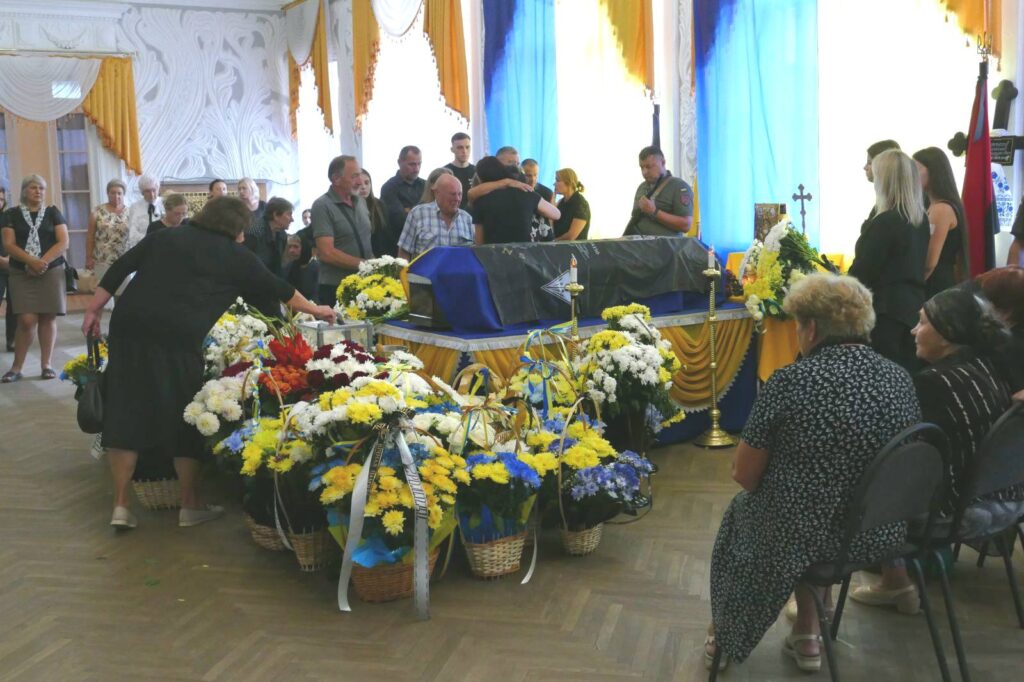Прощання з квітами на похороні.