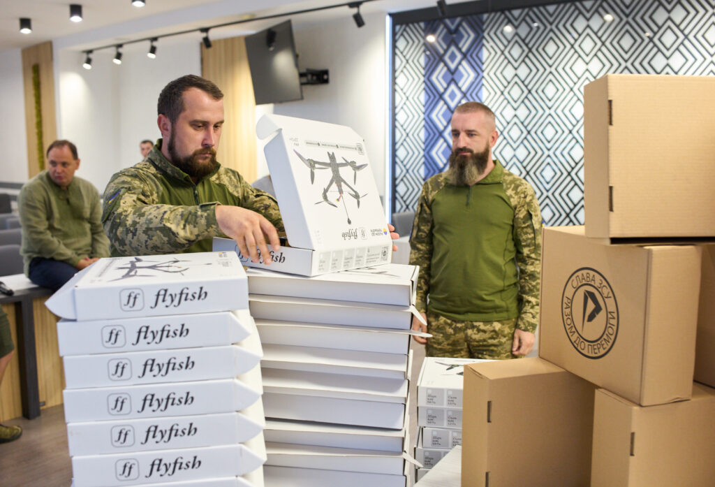 Військові отримують коробки з дронами Flyfish.