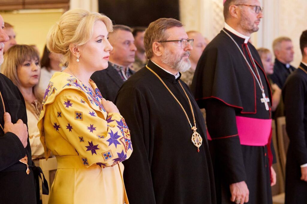 Церковна подія, люди у вишуканому одязі