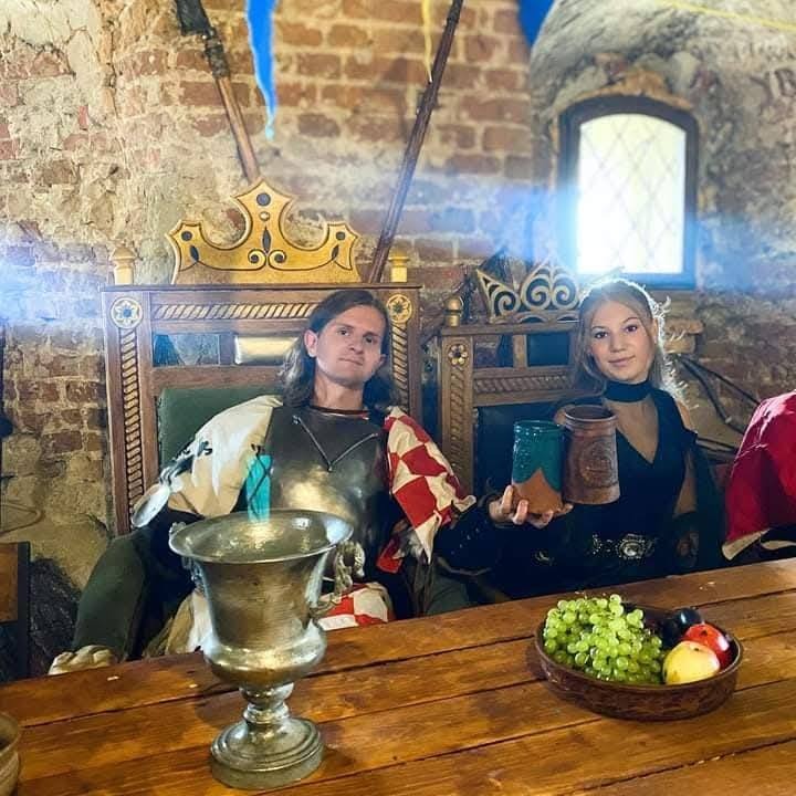 Ренесансна пара в середньовічному замку з напоями.