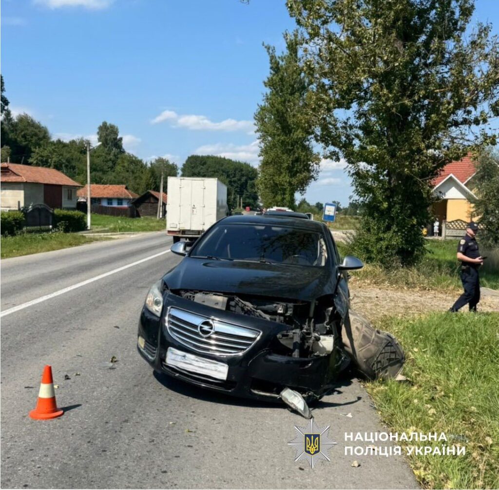 ДТП на дорозі з ушкодженим автомобілем
