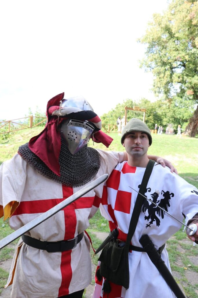 Середньовічні лицарі в костюмах на фестивалі