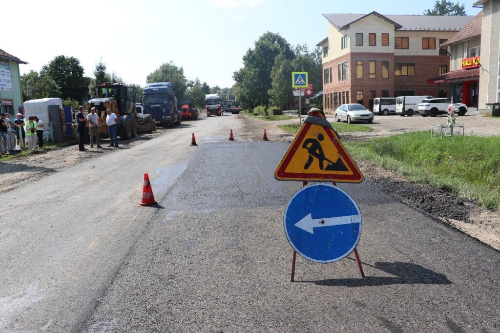 Ремонт дороги, попереджувальні знаки та техніка