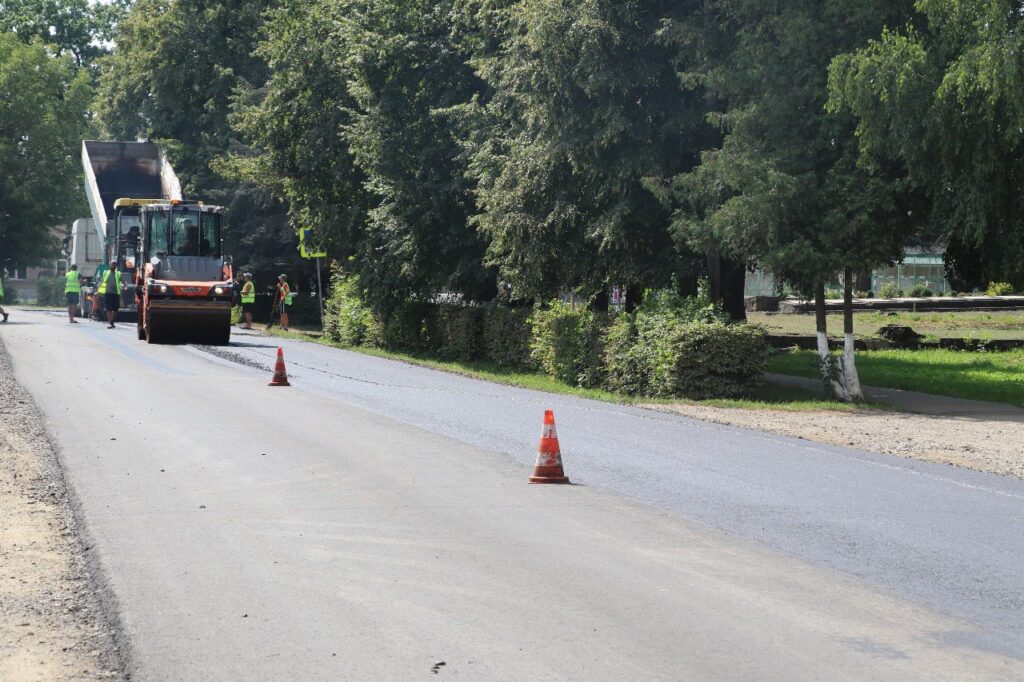 Ремонт дороги на зеленій вулиці