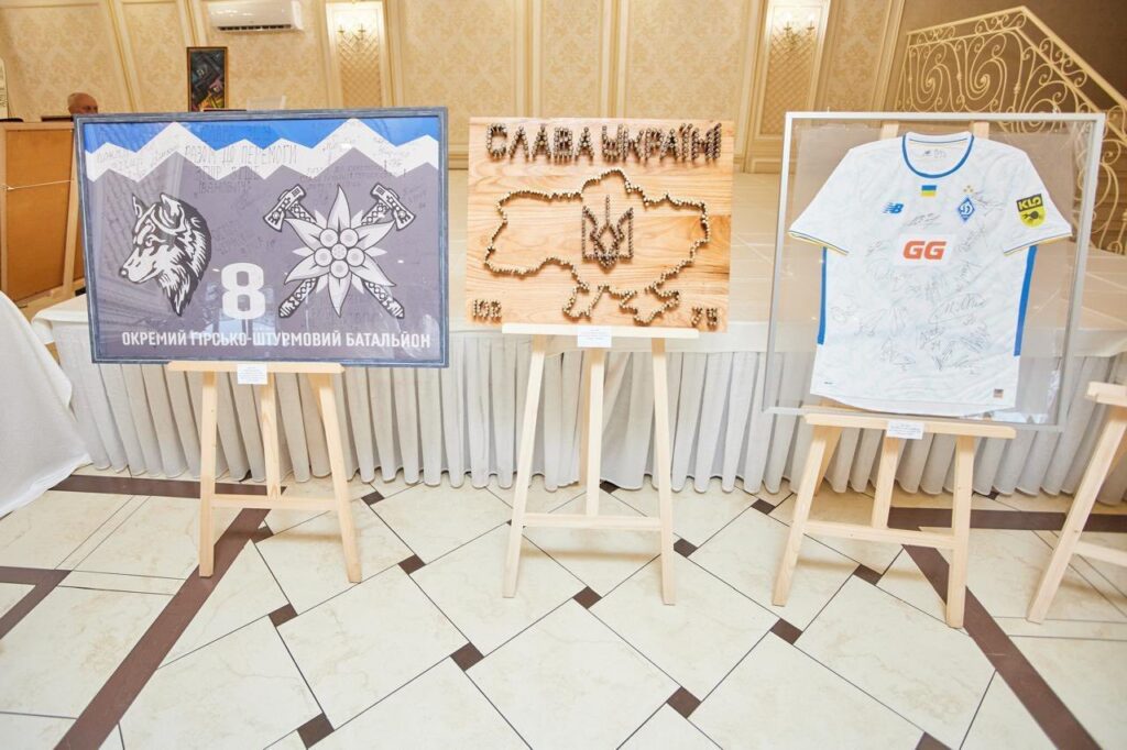 Експозиція з гербом, картою України та футболкою.